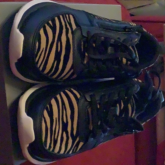 Vionic remi tiger print sneakers. Arch support orthotic. Black ties - Picture 9 of 9